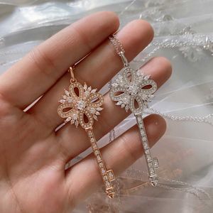 Nuova collana di chiave di Natale in oro di designer piena di diamanti a catena INS dolce e versatile