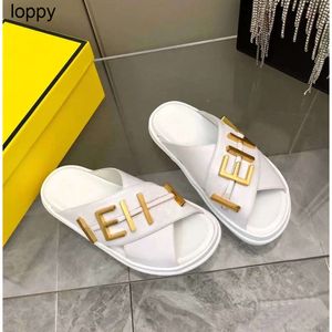2024 Nya kvinnor Luxury Slipper Designer Gold Letter F Metal Grafisk läder Sandal Crossover Band Shoe Fashion Classic Summer Beach Outdoor Slides