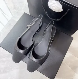 2024 Fragrância estilo feminino Sandálias clássicas sapatos de vestido de couro de moda de moda calcanhar chapado