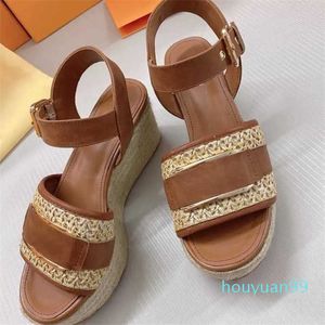 디자이너 -High -Heeled Sandals Twine Braided Summer Beach 패션 캐주얼 샌들 가죽 웨지 웨지 벨트 버클 여성 신발 레이디 금속 소 가죽 편지 편지 신발