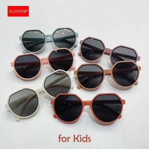 Solglasögon Klassnum 2024 Kids Solglasögon Childrens Glasögon Girl Matte Round Frame Classic Outdoor Sun Protection Gelasses Anti-UV Goggle Y240523