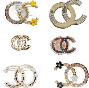 Lüks Broşlar Marka Mektubu C-Letter Desinger Broş Crystal Pearl Brooche Altın Kaplama Giyim Takım Pin Düğün Noel Hediye Takı Mücevherat