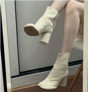 Tabi Boots 디자이너 신발 두꺼운 힐 헤드 패션 발목 부츠 중립 분할 발가락 부츠 새로운 다채로운 고전적인 스타일 해부 발목 신발 신발