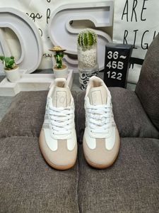 2024 Nya nästan gul Scarlet Navy Gum Aluminium Arctic Night Shadow Brown Collegiate Green White Grey Casual Shoe Sneakers Gymskor med låda