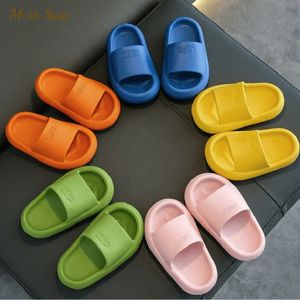 Baby Boy Girl Slipper Badrum mjuka barn anti slip skor tjock botten familj matchande mamma dotter son inomhus skor sommar 240523