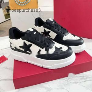 Scarpe sn valenteino bassa designer fine end sneaker ad allenatore alto maschile unisex alla moda alla moda versatile versatile stella in pelle vele in pizzo casual pizzo qr02