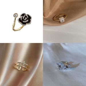 Najnowsze wykwintne pierścienie kształtu stworzone dla ludzi retro górska kamelie pierścień mody damskiej Sonic Design Full Diamond