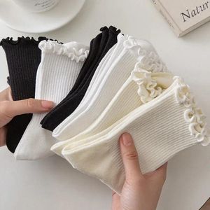 Frauen Socken 1 Paar für Rüschen Baumwoll Middle Tube Knöchel kurz atmungsaktive schwarze weiße Set Frühling Herbst Kawaii