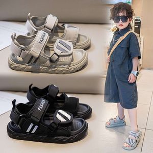 Sandali sportivi per ragazzi per ragazzi 2024 Summer Nuovi scarpe da spiaggia casual versatile e versatili per bambini leggero di suola leggera