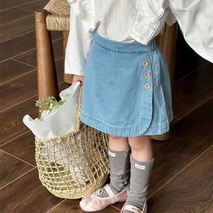 Kjolar kjolar barn klädflicka skidåkning 2024 vår/sommar ny baby koreansk stil a-line casual childrens denim shorts wx5.21