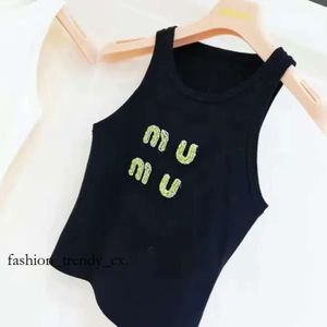 Miumu top damskie ubrania T -koszulka Kobiety seksowna impreza upraw haftowany top z czołgiem Tshirt Spring Summer Backless Shirt miu kamizelka 269