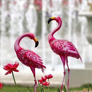 Садовые украшения розовая статуя фламинго на открытом воздухе двор.