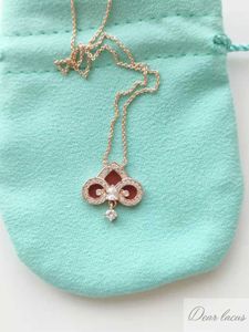 Designer's Sterling Silver High Definite Edition T Short Red Agate Set med Diamond Key Pendant Necklace Collar Chain är dynamisk utsökt och vacker ~