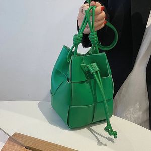 Moda Dokuma PU Deri Kova Çantaları Kadınlar Tasarımcı Crossbody Omuz Çantaları Yumuşak Pu Deri Bayanlar Sling Çantaları 240516