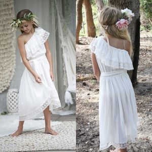 Довольно белые шифоновые кружева Country Boho Flower Girl Планты для свадьбы 2017 год на одно плечо высокое низкое пляж. Случайное платье на заказ En7264 274H