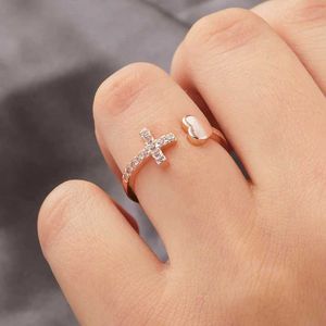Parringar Womens Cross Heart Open Ring Korean Zircon Justerbar fingerring Guld Silverrosa rostfritt stål Parringsmycken S2452301