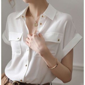 白い夏の短袖シルクシャツ女性デザインセンスプロフェッショナルな気質桑シルクのニッチとユニークなトップ