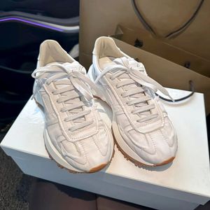 Dla kobiety niski sneaker Walk Gift Flat Tatdy MM6 STEKRET RUNT SPORTS PROJEKTACJA KOBIETA KOBIET Casual Platform But Margiela Outdoors