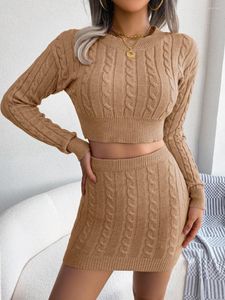 Vestidos de trabalho 2024 Mulheres de malha de outono 2 peças Roupfits Twist Solor Twist Roul Roult Manga Longa Corte Corteado Suéter embrulhado Mini saias