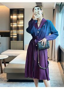 Abiti da donna 2024 Primavera e autunno Stampa di gradiente francese Miyake Fold Collar Trench Temperament Elegante abito lungo