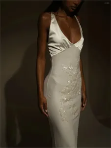 Sukienki imprezowe Białe francuskie sukienki wieczorowe Eleganckie koronkowe szelki z dekoltem w desce Backless Design Seksowna szczelina do podłoża kolor niestandardowy kolor