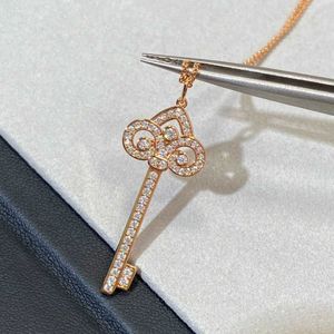 Brand ad alta versione di Designer Brand Iris Key Collana con catena di gelass per diamanti a diamante completa con oro rosa.
