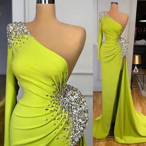 2021 Niesamowite zielone sukienki na jedno ramię nosić kryształy koraliki satyna syrena wysoka rozłam seksowne kobiety Dubai Formal impreza sukienka balowa 292k