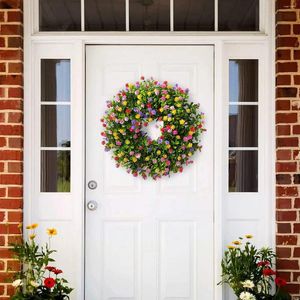 Dekorativa blommor färg konstgjorda girland främre dörr bakgrund vägg dekoration jul fönster fu