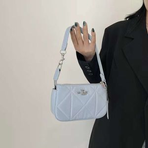 Luxury Designer Bag 2024 Ny klassisk modepärl Strängpåse Single Shoulder Crossbody Small Square Trendy Law Stick Underarm Womens Bags Factory Direct Sale Top