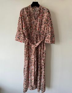 O vestido floral exala um estilo retrô e artístico