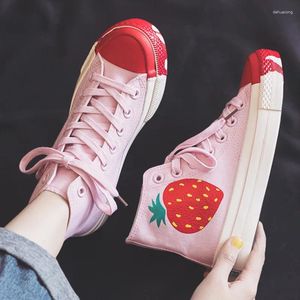 Fitnessskor hög toppduk för kvinnor 2024 Spring Autumn Strawberry skateboard utomhus skor chic sneakers