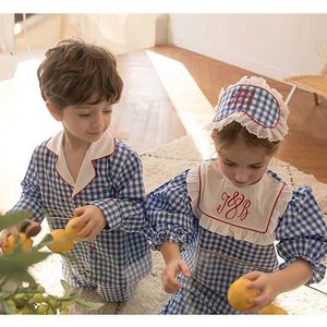 Pyjamas pyjamas retro unisex barn bokstav broderad pyjama set med persienner. Förskoleflickor och pojkar rutiga pyjamasuppsättning. Barnskläder WX5.21