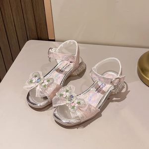 Девочки вышитые цветочные сандалии летняя детская мягкая подошва подошва антисслой -пляжная обувь Хрустальная принцесса 240516