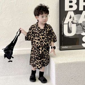 2024 Kinderanzug Neue Jungen Sommerkleidung Baby Kurzarm Single Breasted Leopard Print +Shorts Loose Kid 2pcs Set Outfits L2405