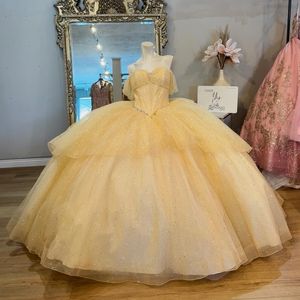 Gul glänsande quinceanera klänning från axelbollklänningen kristallpärlor båge tull söt 16 vestido de 15 anos