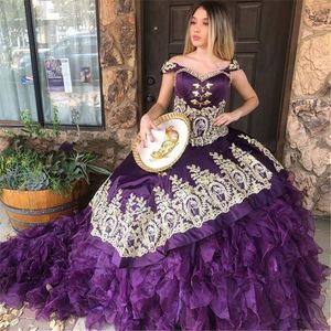 Abiti di Mexcian Charro Quinceanera Damas 2021 Purple Organza Satin Gold Applique fuori dalla spalla Sweet 16 abiti abiti da ballo pro 294G