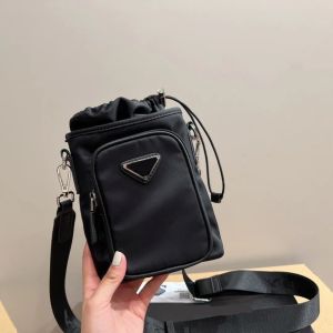 デザイナークロスボディバッグマン女性ブリーフケースブランドナイロンメッセンジャーエンベロープバッグバケットトップクラッチバッグ携帯電話バッグ