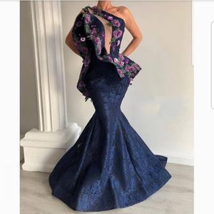 One Shoulder Lace Prom Dresses Holekey Halsbindning Handgjorda blommor Applices Peplim Mermaid Evening Dress Sweep Train Women Formal Party 297R