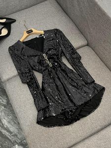 2024 Autumn Black Solid Color Panel Panel Dress Long Sleeve V-Neck-paljetter Korta avslappnade klänningar D4W211012