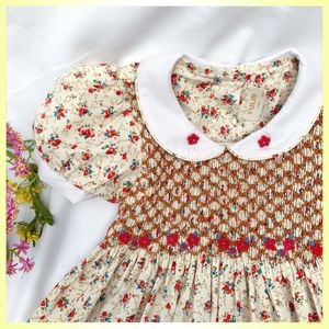 Barnflickor Nya sommarvestidos 2023 Girl Princess Floral Vintage Dress för 3-7 år barn handgjorda smockade klänningar l2405