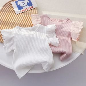 2024 Малышкой девочки футболка летние сладкие летающие топы для детей для детей Кружева детские футболки хлопковые блузки для малышей одежду 240515