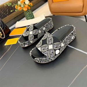 Donne di qualità Donne in gomma alta sandals spessa Sandals Summer Party Beach Leather Designer Ledies Sliper Piattaforma casual Flip EF9 S