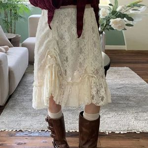 Y2K Beige Fairycore Boho Asymetryczne koronkowe wykończenie Shirring spódnice niskie talia Vintage Summer HARAJUU Wakacyjne stroje 240520