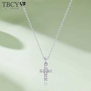 Подвесные ожерелья TBCYD D Красочный мозонитовый крест для женщин 18 тыс. Белого золота, покрытого S925, чистого серебряного ожерелья, свадебные украшения S2452206