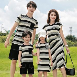 Родитель-ребенок, соответствующий корейскому стилю одежду, мать и дочь с одной кусочкой, отец, сын T, короткие наряды, семейная одежда 240523