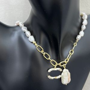 Designer halsband klassisk lyxhalsband pärlhänge kvinnors halsband vogue kvinnor hög kvalitet 18k guld märke brevhänge lyxiga gåvor smycken färgfast