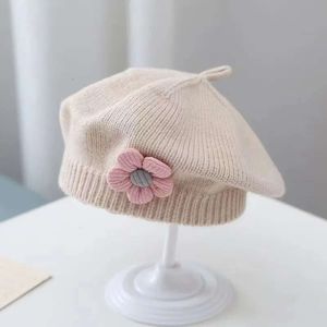 Blomma baby basker hatt fast färg vinter varm stickad mössa för spädbarn flickor koreanska småbarn prinsessa konstnär målare mössor