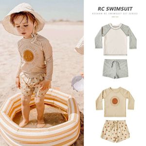 Baby Boys Warming Wear Kolor Swimsuit z długim rękawem + szorty 2PCS KORTURY KOLEKCY Szybkie suszenie stroje kąpielowe L2405