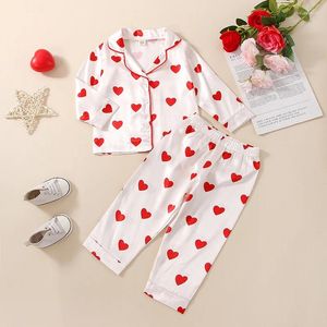 Kläderuppsättningar Zjljaychou Toddler Baby Girl Valentine S Day Pyjamas Set Heart Print Silk Satin PJs Lapel Knapp-ner byxor Sleepwear