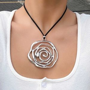 Pendanthalsband Salircon Punk Hollow Metal Rose Pendant Necklace Trend Korean Velvet Justerbar repkedja Halsband Kvinnor Vintage Jewelry S2452206